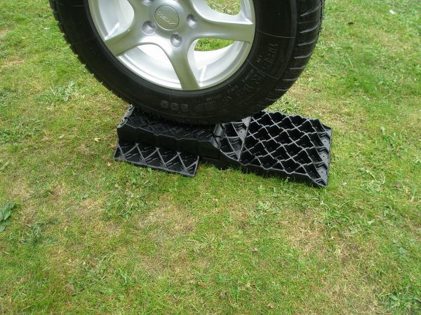 Milenco Stacka Level 3 levelling ramp with tyre saver for stabilising caravans and motorhomes on uneven ground – Levelling Made Easy with Milenco Stacka Level Single Level for Stacka System Motorhome Caravan