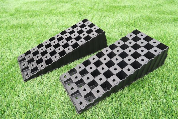 Milenco MGI Wedge Levels – Pair of Wheel Levelling Ramps – Wide-Base, High-Grip