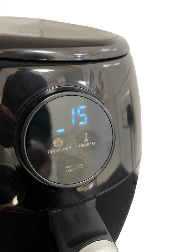 Close-up of Swiss Luxx air fryer's timer dial set to 15 minutes