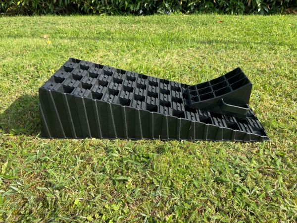 Milenco MGI Wedge Level with Chock – Single Ramp + Matching Wheel Chock – Wide-Base, High-Grip