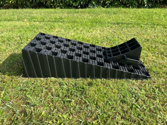 Milenco MGI Wedge Level with Chock – Single Ramp + Matching Wheel Chock – Wide-Base, High-Grip