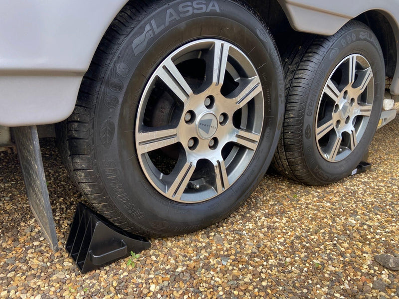 Milenco MGI Wedge Level Chock – Extra Wide Caravan & Motorhome Wheel Chock with Side Handle