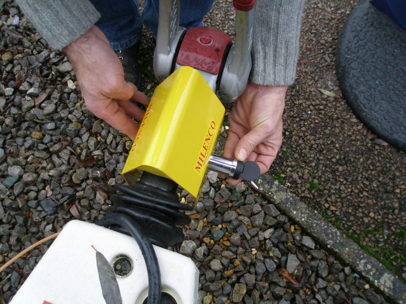 Milenco Lightweight AKS 3004 Hitch Lock – Insurance Approved (Not Sold Secure), Fits AL-KO AKS 2004/3004/AKS10 – 1.1kg, 2 Keys (4534)